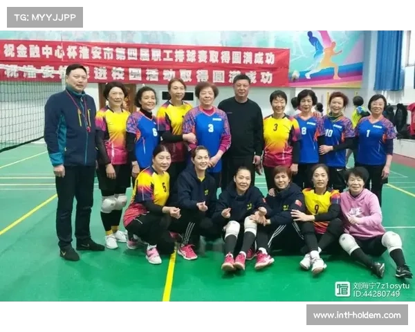 衡阳县一中主攻手何志斌扣杀引欢呼，校园排球偶像激励青少年