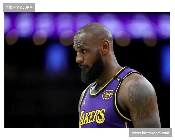 詹姆斯脚踝伤病出战成疑，湖人训练中调整阵容应对背靠背